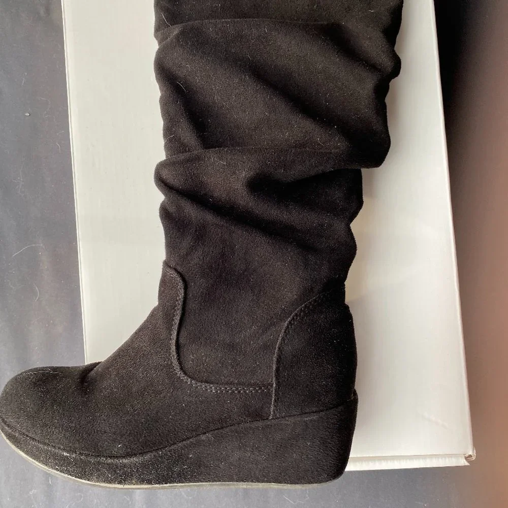 Black wedge boot